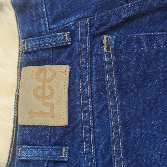 LEE - Picture 2 of 4